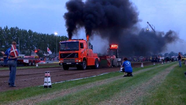 Truckpulling de Moaskanttrekkers Volvo F16 Montfoort 2015 pull2 смотреть онлайн