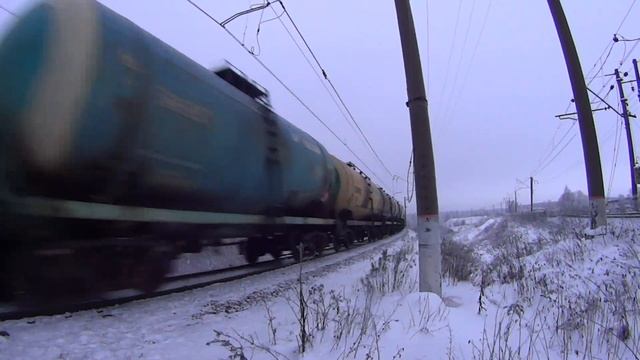 Грузовой поезд на БМО. ВЛ10-879 едет из Сандарово после ледяного дождя / Freight train on BMO. смотреть онлайн