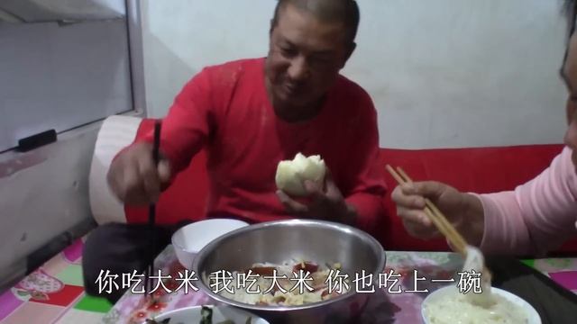 【ENG SUB】夫妻倆看電視聊啥？媳婦兒煮刀削麵配鴨蛋，大口吃真香！【泥土大黑】 смотреть онлайн