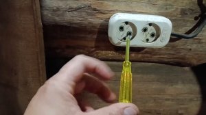 Как проверить напряжение в розетке