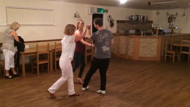 Beginners Salsa | Threesome Right Turn | Newtown смотреть онлайн