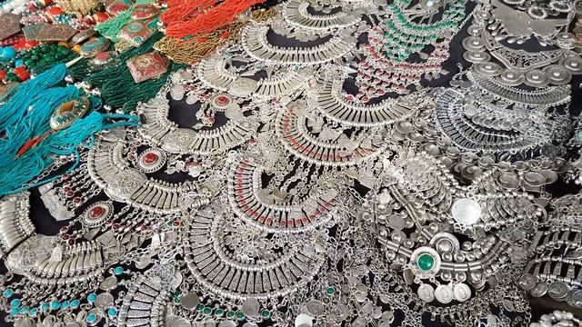 🇦🇲Как торгуются иностранцы в Ереване. "Вернисаж". Работы местных мастеров. Jewellery and handicraft смотреть онлайн