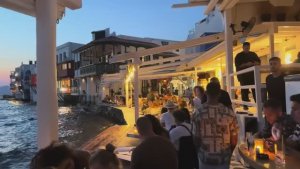 Миконос, Греция - место проведения пешей экскурсии для богатых и знаменитых  с разрешением 4K