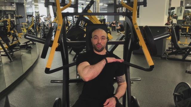 Жим на верх груди в тренажере