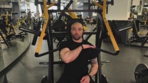 Жим на верх груди в тренажере