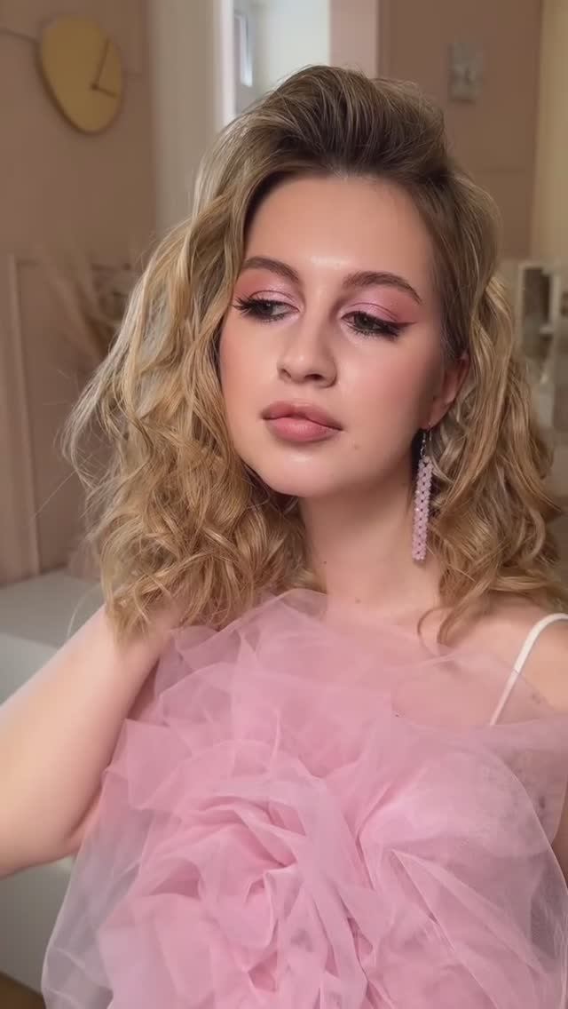 Легкие объемные локоны на плойку #прическа #укладка #локоны #волосы