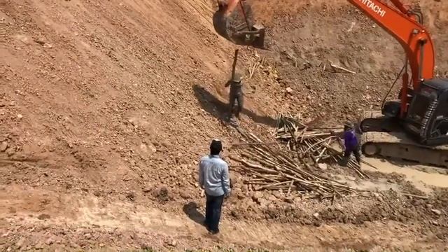 Hitachi Zx200-5g ตอกเสาไม้กันดินทรุด