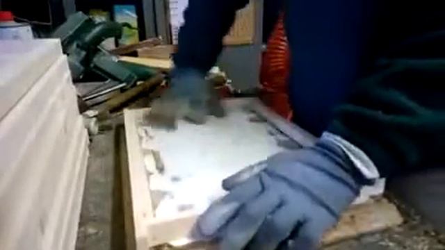 2015. Натягивания проволоки на рамках пневмостеплера