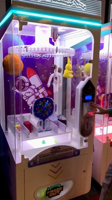 Призовой автомат прищепка «Space X» смотреть онлайн