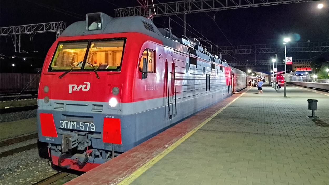 Электровоз ЭП1М-579 с поездом № 259 Анапа - Санкт-Петербург смотреть онлайн