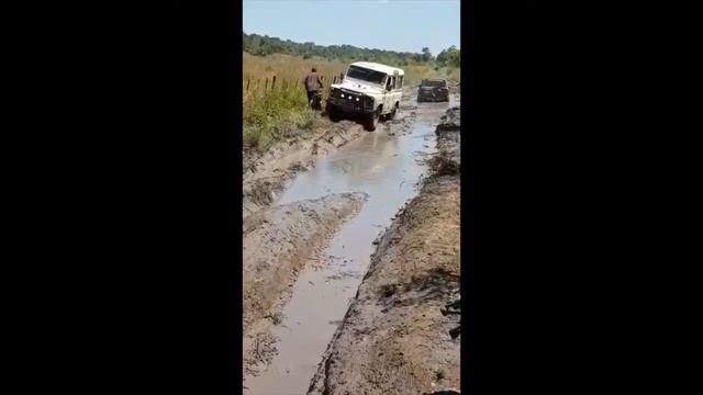 Land Rover Defender 110 pulling two trucks through mud! смотреть онлайн