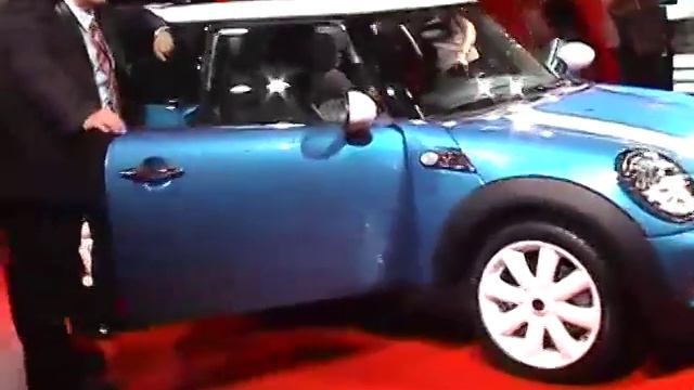 Laser Blue Second Generation Cooper S at the Paris Motorshow смотреть онлайн