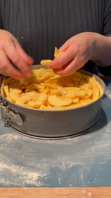 Яблочный пирог: мгновенное вкусовое наслаждение 🍎🥧 #ЯблочныйПирог #Десерт #Рецепт #Выпечка