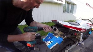 Обезвреживаем автолюбителей: апгрейд штатного выхлопа Honda CBR1000RR с помощью дрели и коронки