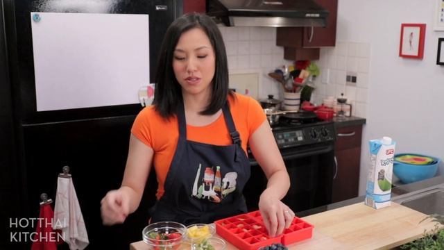 Coconut Water Fruit Cubes (Agar Jelly) วุ้นนำ้มะพร้าวผลไม้สด - Hot Thai Kitchen! смотреть онлайн