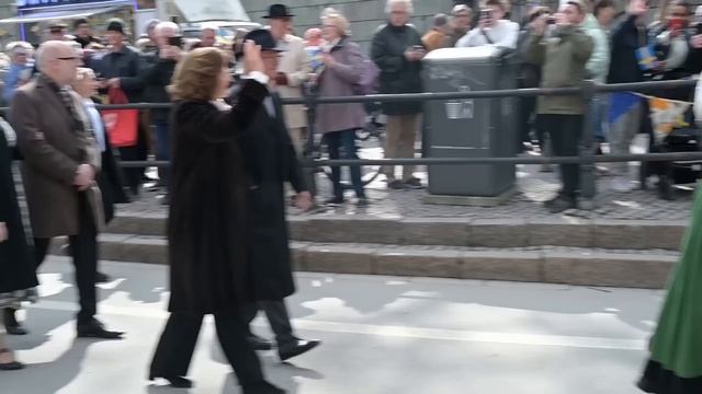 King Carl Gustaf and Queen Silvia going in horse-drawn procession in Uppsala смотреть онлайн