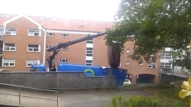 Мусоровоз в Дании. Подземные контейнеры. смотреть онлайн