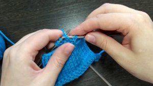 Шнурок для шапки спицами. Плоский шнурок.