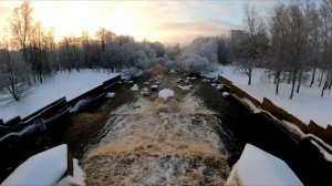 СЛИВ ВОДЫ НА ПЛОТИНЕ