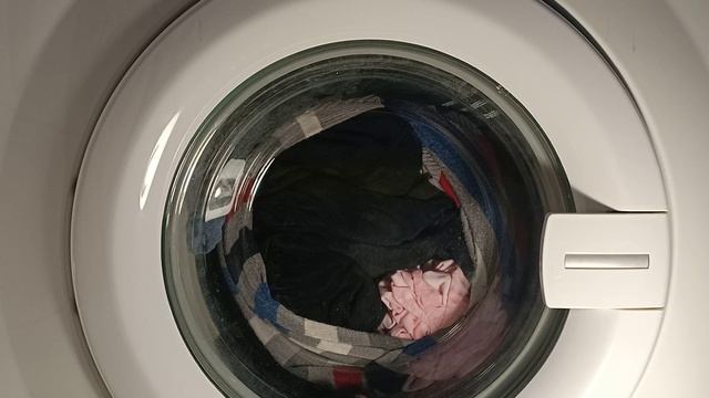 Washing overload/extreme load mixed clothes in mini 30°C program in Arçelik 5083 Washing Machine. смотреть онлайн