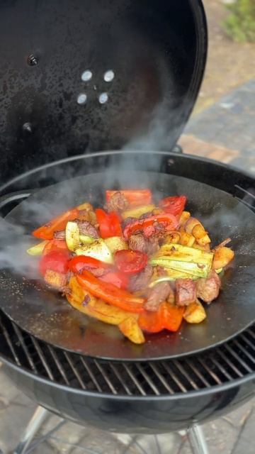 Говядина с овощами на садже 🥩 #садж #bbq #webergrill #жариммясо #еда смотреть онлайн