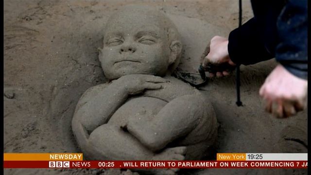 Nativity scene in sculptured sand (Vatican) - BBC News - 18th December 2018 смотреть онлайн