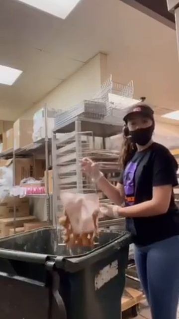 Работница показала, как утилизирует нераспроданные пончики. Любителям пончиков не смотреть