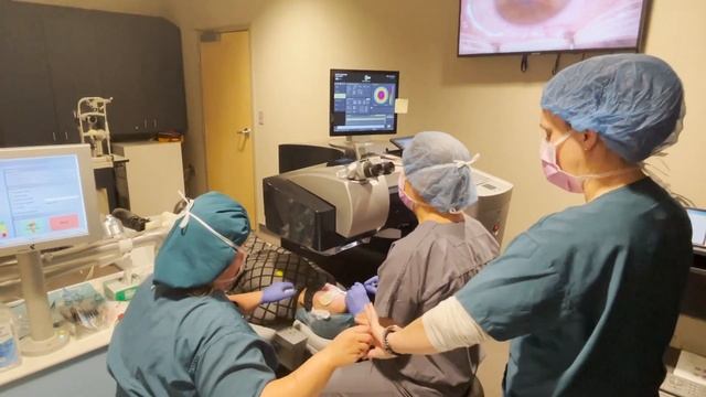 Live PRK Procedure at Commonwealth Eye Surgery смотреть онлайн
