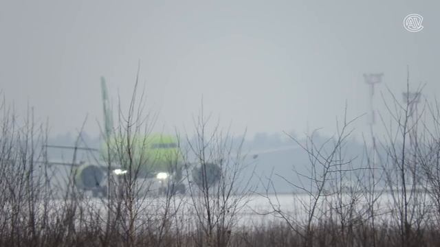 Снегопад в Домодедово, красивые взлеты! Любуемся! смотреть онлайн