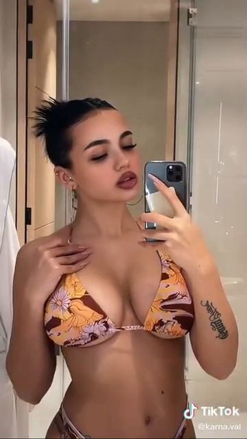 Валя Карнавал в купальнике 🍒👙/тик ток смотреть онлайн