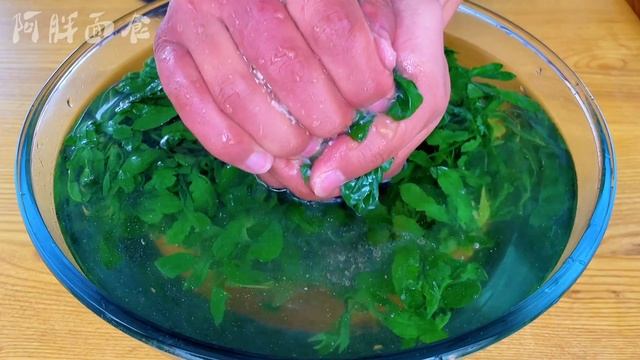 春天遇到这菜多囤些，洗干净放一年不坏，炒菜煮饭都好吃【阿胖面食】 смотреть онлайн
