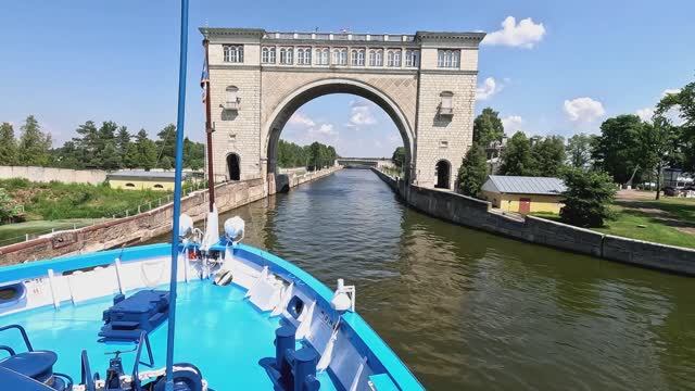 Круиз на теплоходе ЛЕБЕДИНОЕ ОЗЕРО. ч.4 Прохождения шлюза в Угличе и прибытие в Мышкин. смотреть онлайн
