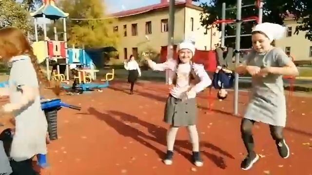 18 октября 19г. ДДТ лен.района г.Грозного. Кружок СултанаМагомедовича. Дети на площадке танцуют смотреть онлайн
