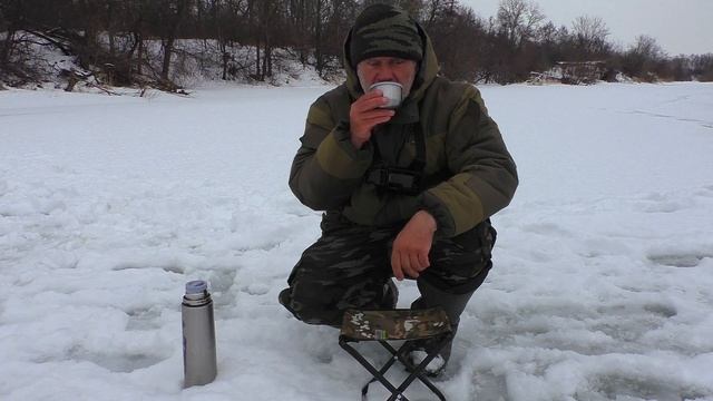 Рыбалка в дождь в конце февраля! смотреть онлайн