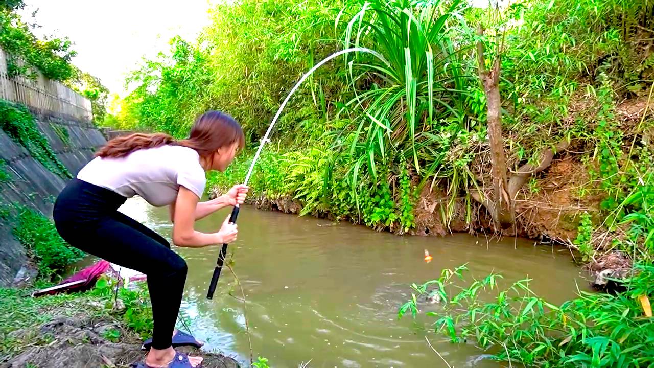 Красивая девушка охотится и ловит крупную рыбу после сезона дождей Классная рыбалка Мужские Хобби