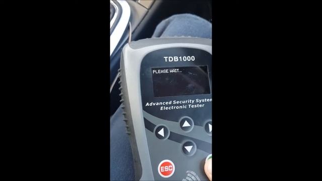 Vauxhaull Insignia cutting and programming a new remote key fob with silca matrix and TDB1000 смотреть онлайн