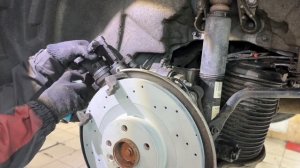 🔧Установка передних и задних тормозных дисков и колодок, а также брызговиков на Volvo (Вольво) XC90