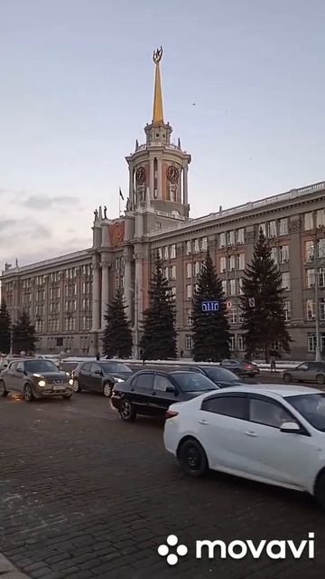 Бой часов на городской администрации. Площадь 1905 года. Екатеринбург смотреть онлайн