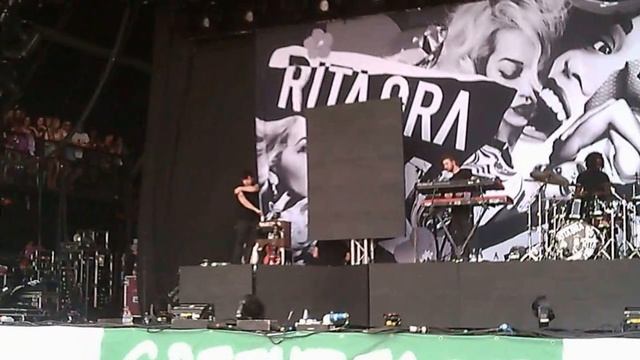 AUDIENCE AT RITA ORA GLASTONBURY PYRAMID STAGE PERFORMANCE FILMED WITH SUNNYCAM VIDEO GLASSES смотреть онлайн