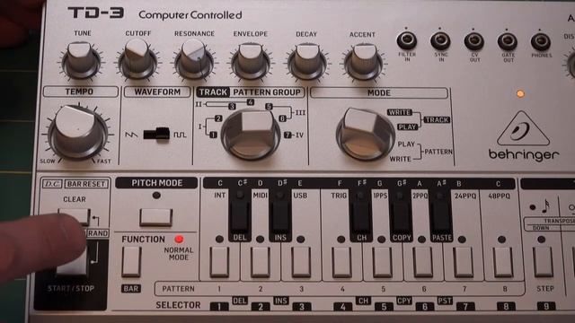Behringer TD-3-SR Classic TB-303 Repro Bass Line Synth Unboxing, Setup and Jam Session! смотреть онлайн