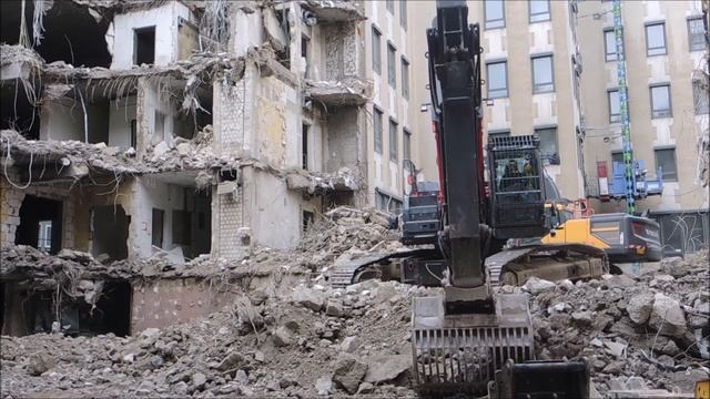 Excavator Hitachi 350 KMC 400 - demolition site смотреть онлайн