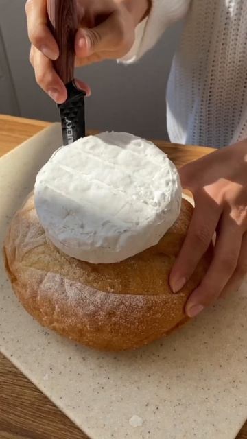 Тянущийся сыр Камамбера в замеченном хлебе 🧀😍🍂 #быстрыерецепты #вкусныерецепты #готовим