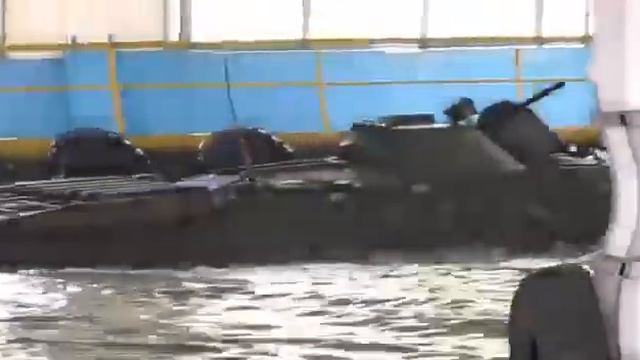 БТР - 80 плавают в крытом бассейне... #БТР #Россия #армия