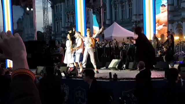 Шнур на Дворцовке отжигает ... #ленинград смотреть онлайн