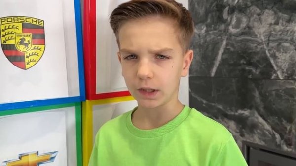 Марк развлекается и приобретает машины разных цветов.