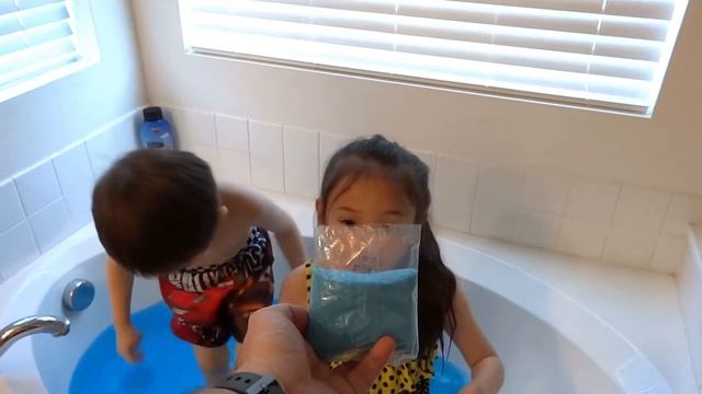 GELLI BAFF!!! Jelly, Slimy LAGOON BLUE Baff - Bath Playtime Fun смотреть онлайн