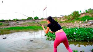 Удивительная рыбалка Красивой девушки на крупного карпа и сома Смотреть видео про хорошую рыбалку