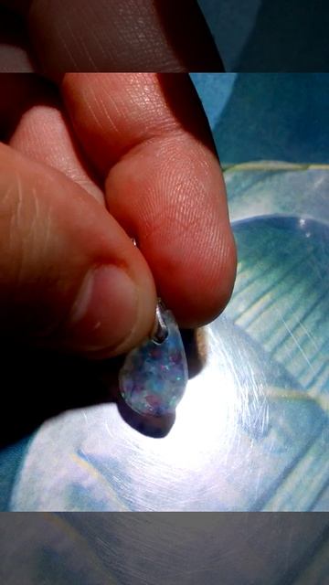 Голубые опалы с малиновыми в кулоне смотреть онлайн