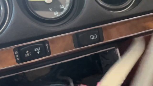 The Mercedes Benz 380SL R107 series. Ep4 Fixing the Radio. смотреть онлайн