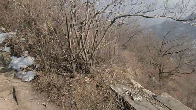 Exploring the Great Wall ruins in Mutianyu смотреть онлайн